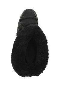 Botín de ante negro con forro esponjoso. Presenta puntera redondeada, diseño de cordones y material exterior grueso y texturizado.