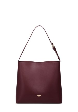 Burgunderfarbene Lederhandtasche mit glatter Oberfläche, einem einzelnen verstellbaren Schulterriemen und einem goldenen Logo an der unteren Vorderseite.