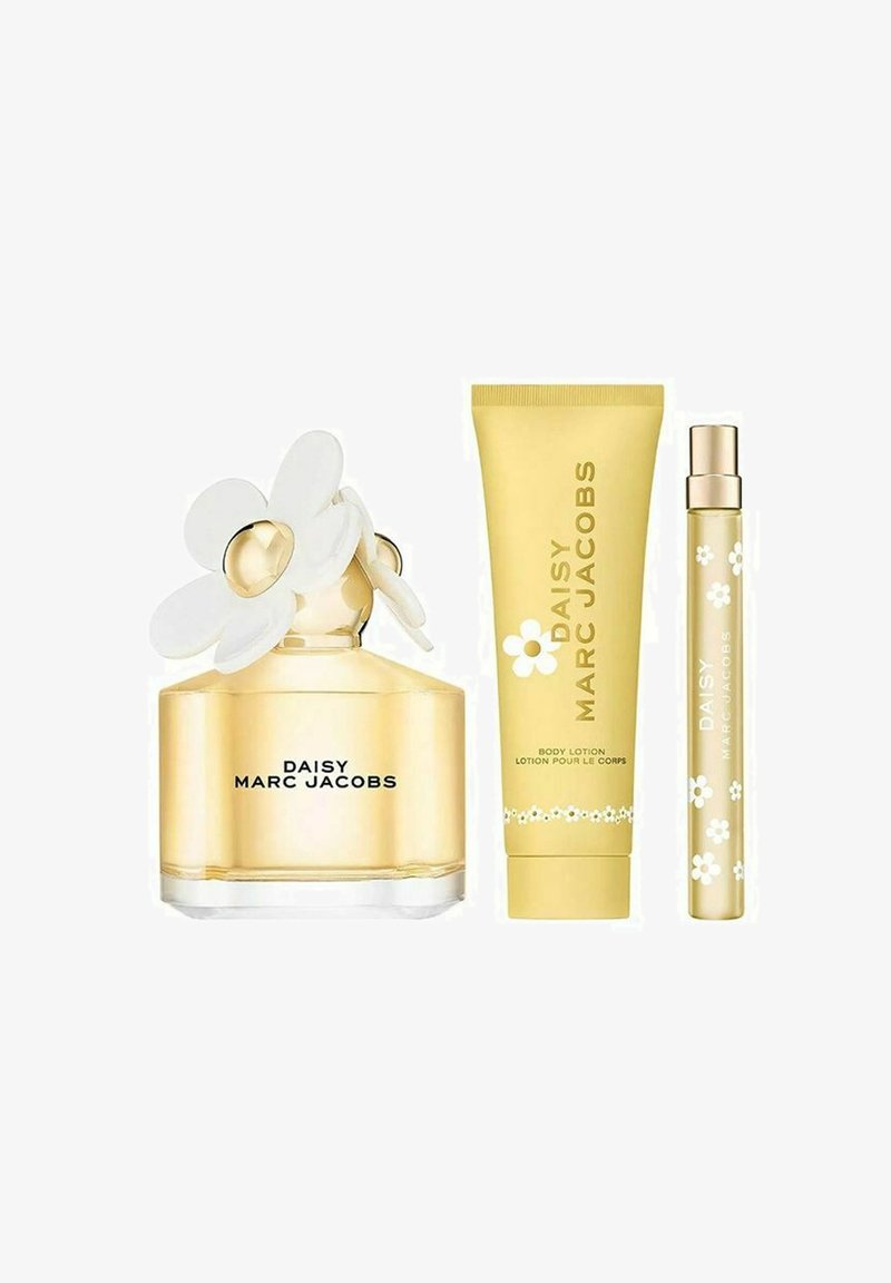 Marc Jacobs Daisy -hajuvesipullo, jossa valkoinen kukkakorkki, keltainen vartalovoideputkilo ja siihen sopiva kukkaistuoksusuihke.