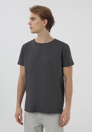 T-shirt grigio a maniche corte in tessuto morbido, con scollatura rotonda e vestibilità rilassata. Texture liscia, design minimale e senza motivi visibili.