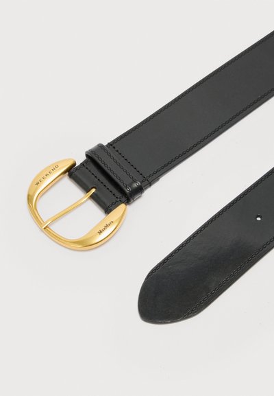 Μαύρη δερμάτινη ζώνη με χρυσή κυρτή αγκράφα, χαραγμένη με τις λέξεις "WEEKEND" και "MaxMara", με διπλή ραφή στις άκρες και στρογγυλεμένο άκρο.