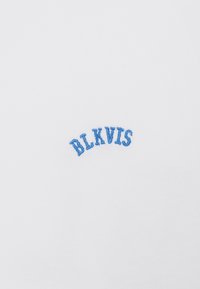 T-shirt en coton blanc avec du texte brodé bleu courbé "BLKVIS" sur la poitrine. Texture lisse avec une coupe classique.