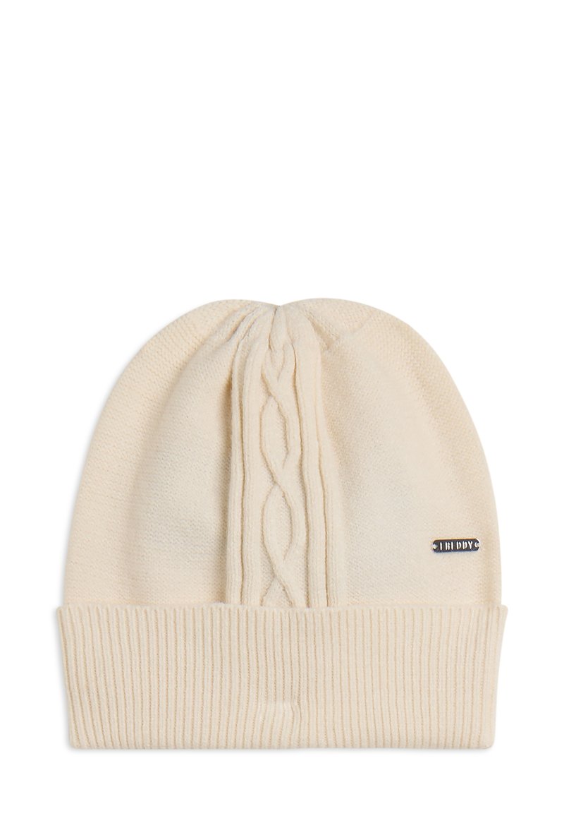 Berretto a maglia crema con risvolto a coste e un motivo a treccia sul corpo, caratterizzato da una piccola etichetta con logo sul lato. Texture morbida.