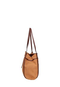 Borsa a spalla in tela beige con rifiniture e manici in cuoio marrone, caratterizzata da un'ampia apertura e una tasca esterna. Texture morbida, forma arrotondata.