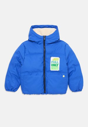 Blauwe donsjack met een hoge kraag, ritssluiting, twee voorzakken en een kleurrijke patch met tekst aan de linkerkant. Zachte binnenvoering.
