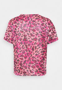 Camiseta de manga corta en un tejido ligero y transparente con un audaz estampado de leopardo en rosa y negro. Cuello redondeado y corte relajado.