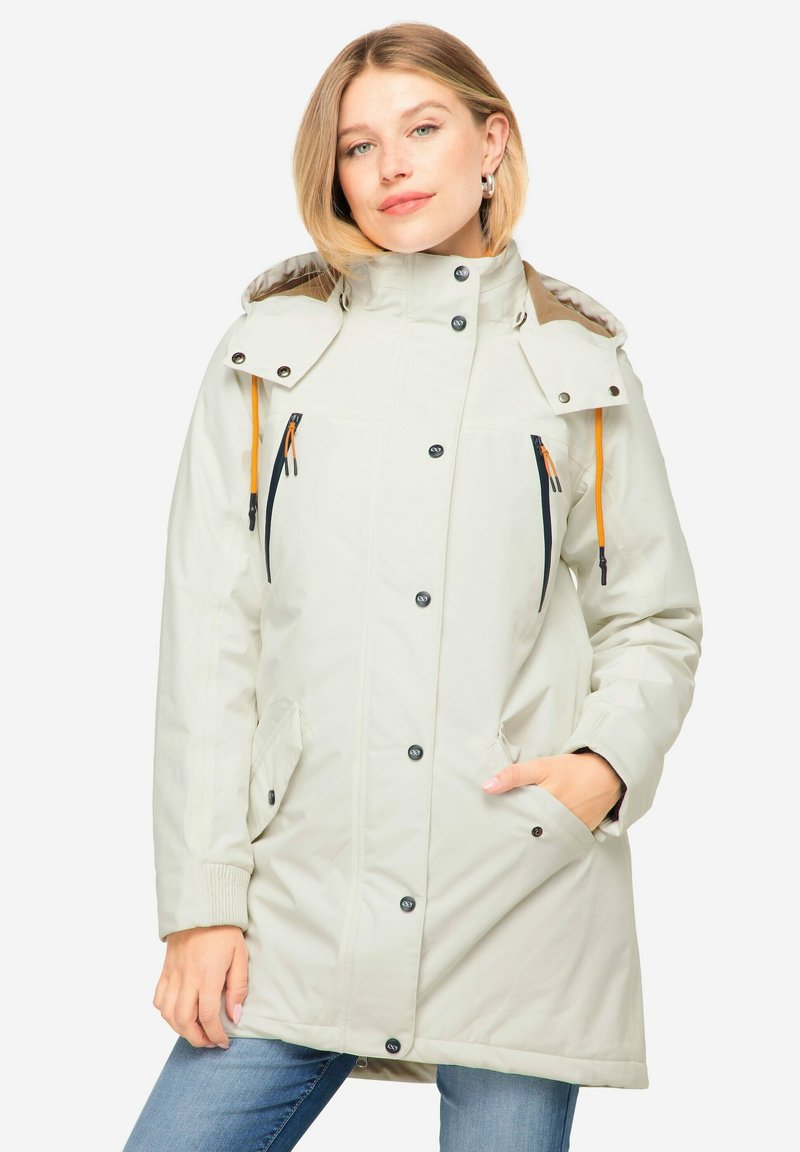 Vaaleanharmaa, vedenpitävä parka, jossa on korkea kaulus, kiinnitetty huppu ja vetoketjulliset taskut oransseilla yksityiskohdilla. Teksturoitu kangas ja rento istuvuus.