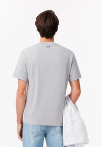 Lacoste Camiseta estampada - gris chine cca