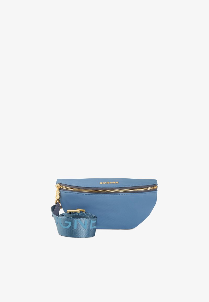Borsa in nylon blu a vita con hardware dorato, design curvo e una tracolla rimovibile con il nome del marchio in azzurro.