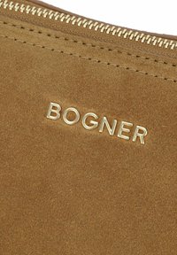 Rjava semišna prevleka z vtisnjenim zlatim logotipom "BOGNER", opremljena z metalnim zadrgo na zgornjem robu in subtilnimi šivi.