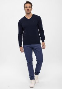 Felix Hardy BASIC V NECK ARM PATCH DETAIL - Trui - dark blue
