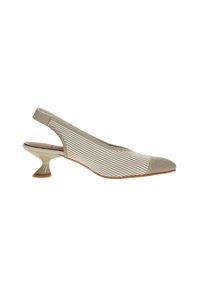 Zapato slingback de malla beige con punta afilada, tacón delgado y diseño texturizado. Presenta un tacón curvado distintivo y una capucha de punta en contraste.