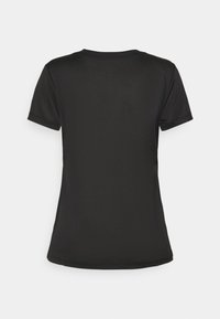 Camiseta negra de manga corta con cuello redondo. Textura suave y diseño sencillo, con un dobladillo recto y sin logotipos ni patrones visibles.
