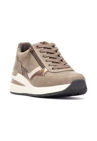 Zapato deportivo beige con parte superior de ante, cordones texturizados, cremallera lateral y una entresuela blanca acolchada con una suela exterior de goma negra.