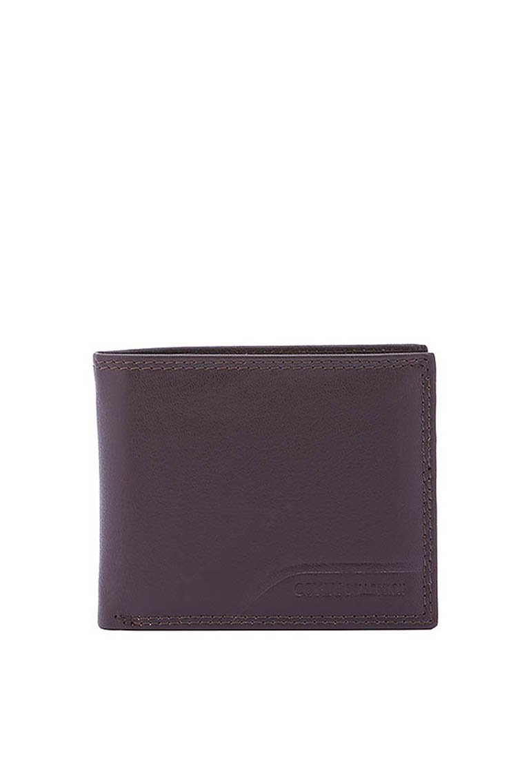 Portafoglio in pelle marrone con una texture liscia, design a doppia piega e cuciture visibili. Presenta un logo impresso sulla parte anteriore.