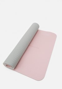 Roosa jooga matt, millel on tekstureeritud pind, osaliselt lahti rullitud, et paljastada hall aluspind. Brändi nimi "casall" on trükitud heledates värvides.