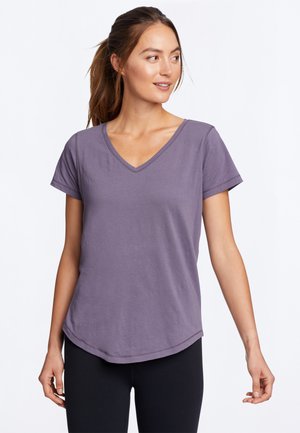 BOUNDLESS V NECK - Basic T-shirt - boysenbeere
