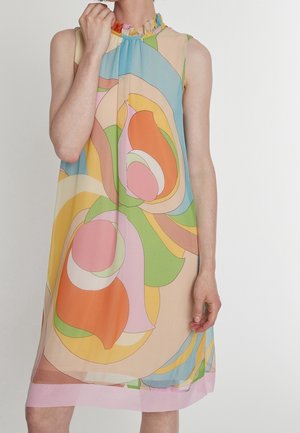 Robe sans manches avec un col montant à volants présentant de grands motifs floraux abstraits dans des tons pastel orange, rose, vert, bleu et jaune.