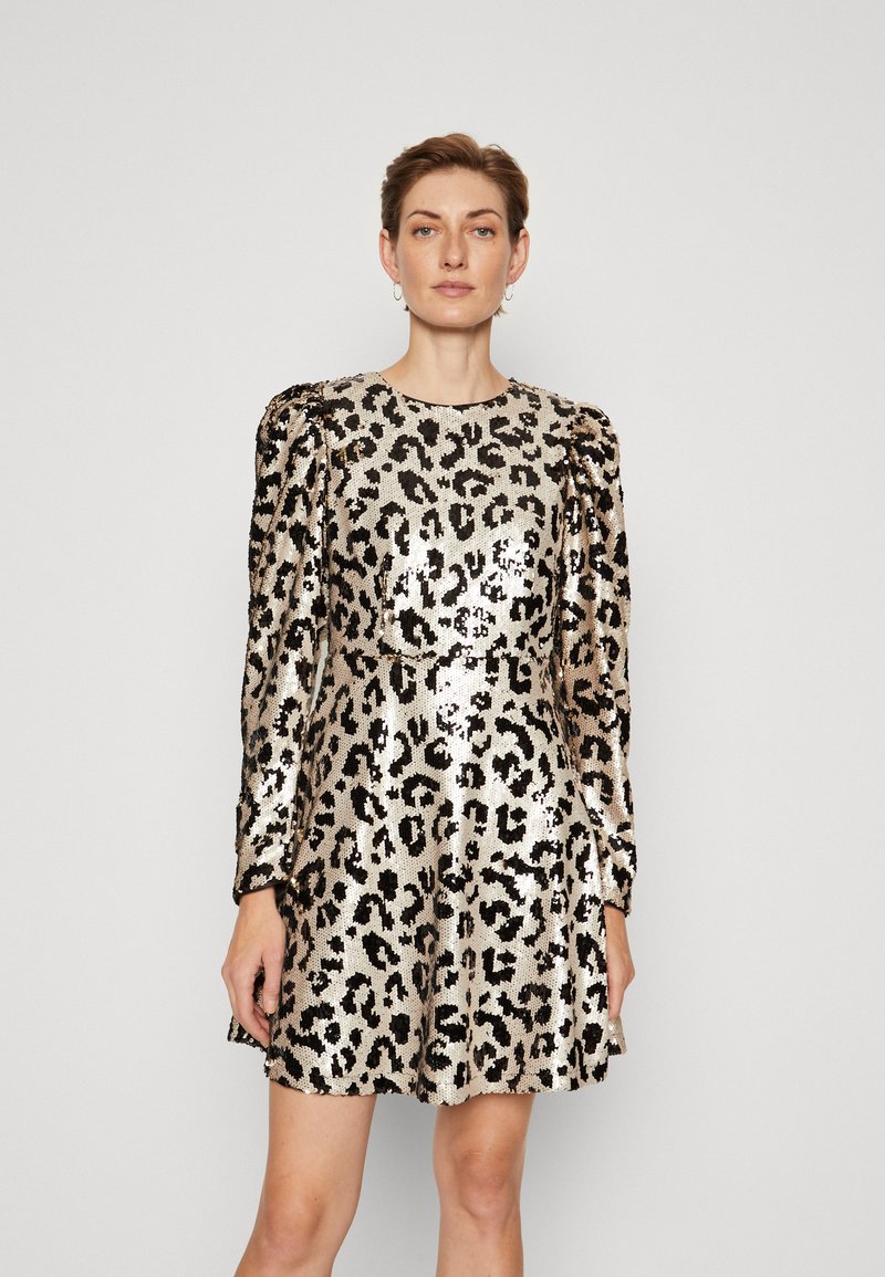 Robe à manches courtes en imprimé léopard avec des sequins, dotée d'un col rond et d'accents noirs, avec une jupe évasée et une finition texturée.