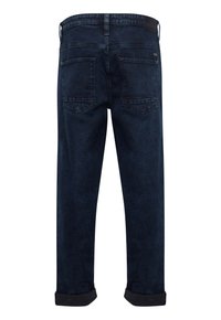 Jeans in denim blu scuro con vestibilità comoda, caratterizzati da un design a gamba dritta, due tasche posteriori e orli arrotolati.