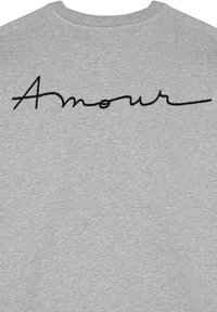 Felpa grigia con ricamo nero che riporta la scritta "Amour" sul retro. Texture morbida, collo rotondo e vestibilità comoda.