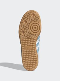 Podrážka topánky z gumového materiálu so štruktúrovaným vzorom na lepší úchop, tromi svetlomodrými pruhmi a logom Adidas.