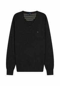 Pull à col en V gris foncé en tricot doux avec des manches longues, présentant un col intérieur rayé et un petit logo sur la poitrine.