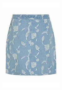Falda de mezclilla en azul claro con bordado floral blanco, con corte recto, bolsillos y detalle de dobladillo deshilachado.