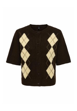 Cardigan brun à manches courtes avec un motif argyle crème et beige, doté d'un col rond et d'une fermeture boutonnée à l'avant.
