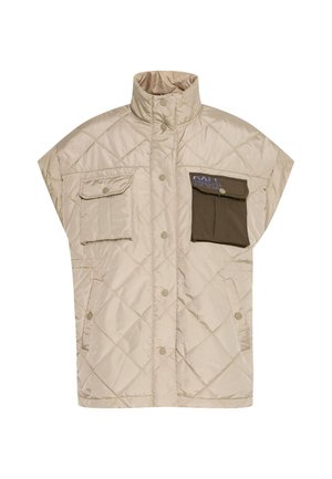 Beige quiltet vest med korte ermer, ståkrage, to frontlommer og detaljer med mørkegrønn lomme med logo. Glatt tekstur.