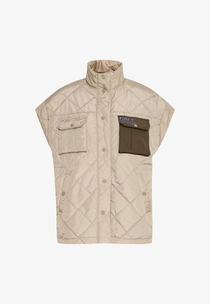 Beige quiltet vest med korte ærmer, opretstående krave, to forlommer og en mørkegrøn lomme detalje med logo. Glat tekstur.