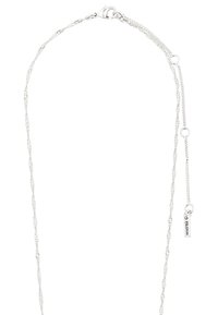 Sudraba ķēdes kaklarota ar savīto dizainu, ar омā zoodīgo aizdari un regulējamu garumu. Ietver nelielu birku ar "Pilgrim" zīmolu.