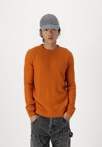 Jack & Jones JJROY KNIT CREW NECK - Džemper - marmalade