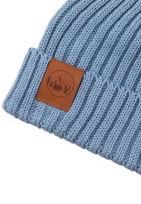 Jasnoniebieska prążkowana dziana czapka z naszywką z brązowej skóry przedstawiającą górę, drzewa oraz sylwetkę niedźwiedzia.
