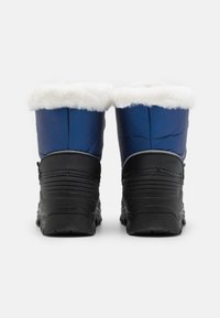 Zimní boty modré barvy s bílým umělým kožešinovým lemem, černými gumovými podrážkami, texturovanými vzory na podrážce a polstrovaným svrškem pro izolaci.