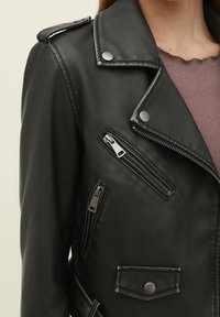 Stradivarius Chaqueta de cuero sintético - black