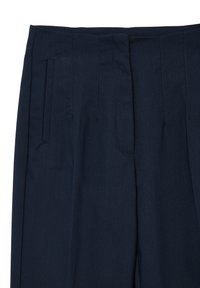 Pantaloni blu navy con una texture liscia, presentano pieghe frontali e due tasche laterali. La cintura è piatta con chiusura a bottone.