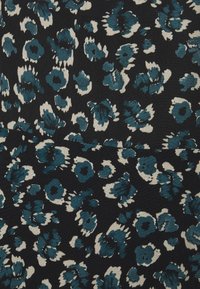 Tissu noir avec un motif floral irrégulier en teal et blanc réparti uniformément sur toute la surface.