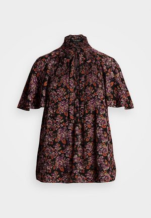 Sort bluse med pink og orange blomsterprint, korte flagrende ærmer, høj plisseret krave og bindebånd ved halsudskæringen.
