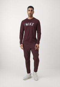 Nike Performance TEE - Μπλούζα με μακριά μανίκια - burgundy crush
