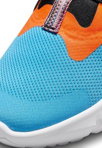 Sneaker in rete blu con accenti arancioni e neri; presenta una superficie testurizzata, un collo imbottito e una suola bianca spessa per il supporto.