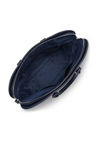 Borsa a mano in pelle blu scuro aperta, con ampio scomparto principale che mostra tasche con zip e tasche a fessura all'interno, con hardware della cerniera argentato.