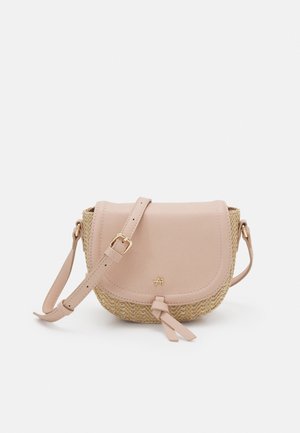 Kleine schoudertas met beige leren klep en gevlochten strooien bodem, verstelbare riem, gouden gesp en decoratieve knoopdetail aan de voorkant.