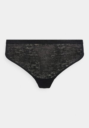 Fekete csipkés női bikini stílusú fehérnemű virágmintával és elasztikus derékrésszel, fehér háttéren.