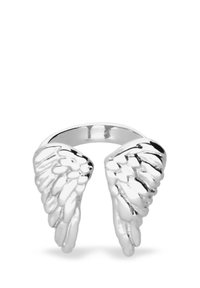 Anillo de plata con diseños de alas a cada lado, con texturas detalladas de plumas y un acabado pulido. Estilo de banda abierta.