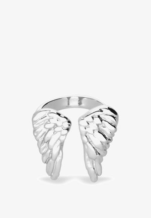 Bague en argent avec motifs d'ailes de chaque côté, présentant des textures détaillées de plumes et une finition polie. Style à bande ouverte.