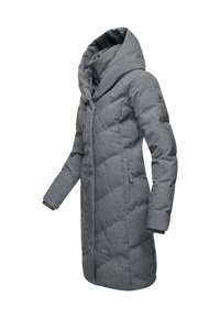 Pilkas paminkštintas paltas su dideliu gobtuvu, pagamintas iš tekstūruotos medžiagos, su įstrižomis siūlėmis ir šoninėmis kišenėmis. Turi saugų priekinį užsegimą.