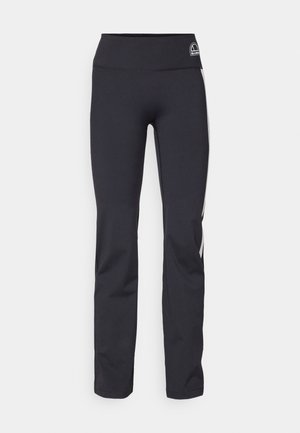 Pantalones de tela elástica negra con una cintura alta, que presentan un logo sutil y rayas laterales en contraste. Textura suave, ajuste entallado.