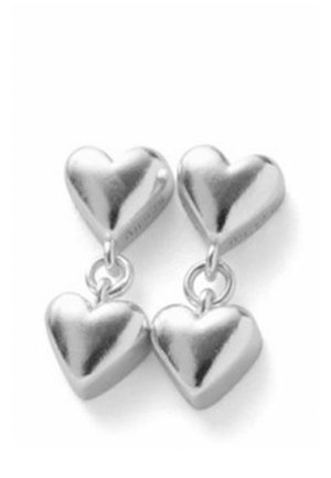 Para błyszczących srebrnych kolczyków na wisząco w kształcie podwójnego serca, z dwoma połączonymi sercami w każdym kolczyku.