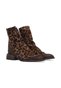 Ankelstøvler med leopardmønster i brune og sorte farver. Blødt materiale, rund tå og design med stablet hæl.